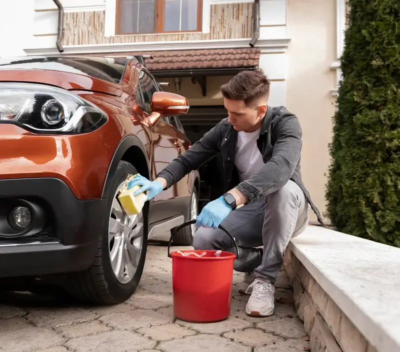 Lavage auto à domicile Pontrieux : professionnel intervenant sur un véhicule
